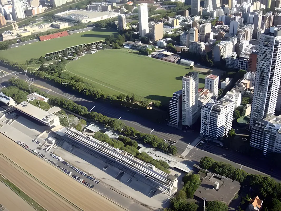 Vista aérea del campo de polo de Palermo con la ciudad detrás