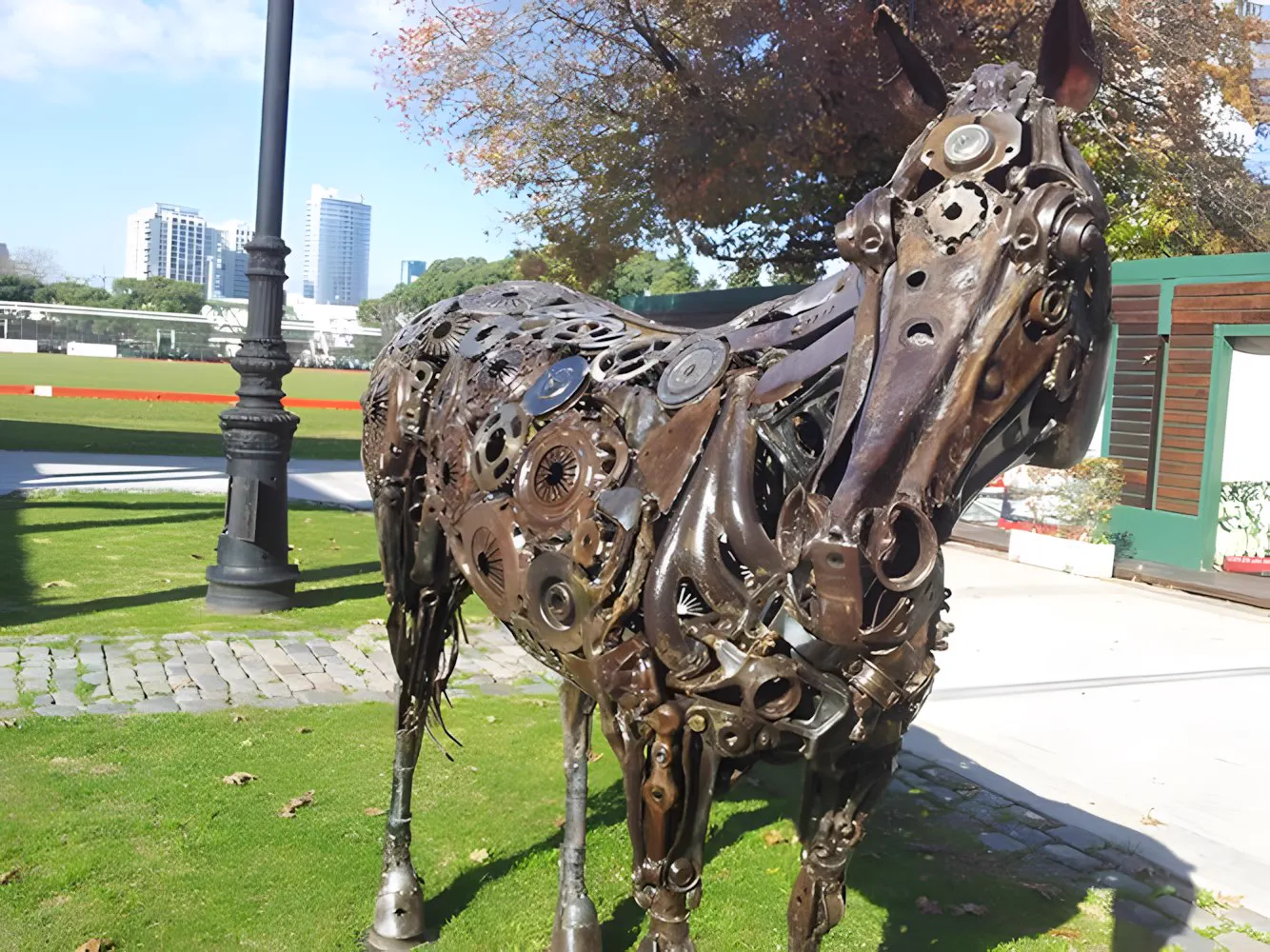 La escultura del caballo en el acceso al campo de polo