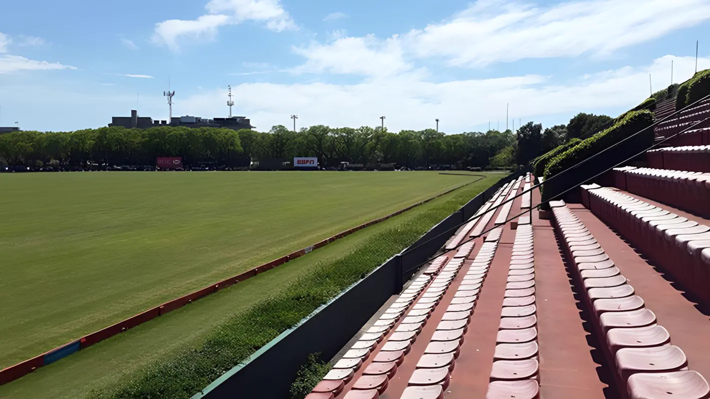 El campo de juego con las gradas vacías