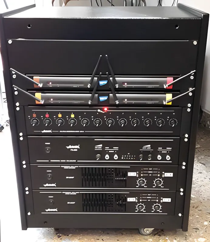 El rack móvil completo, armado y cableado