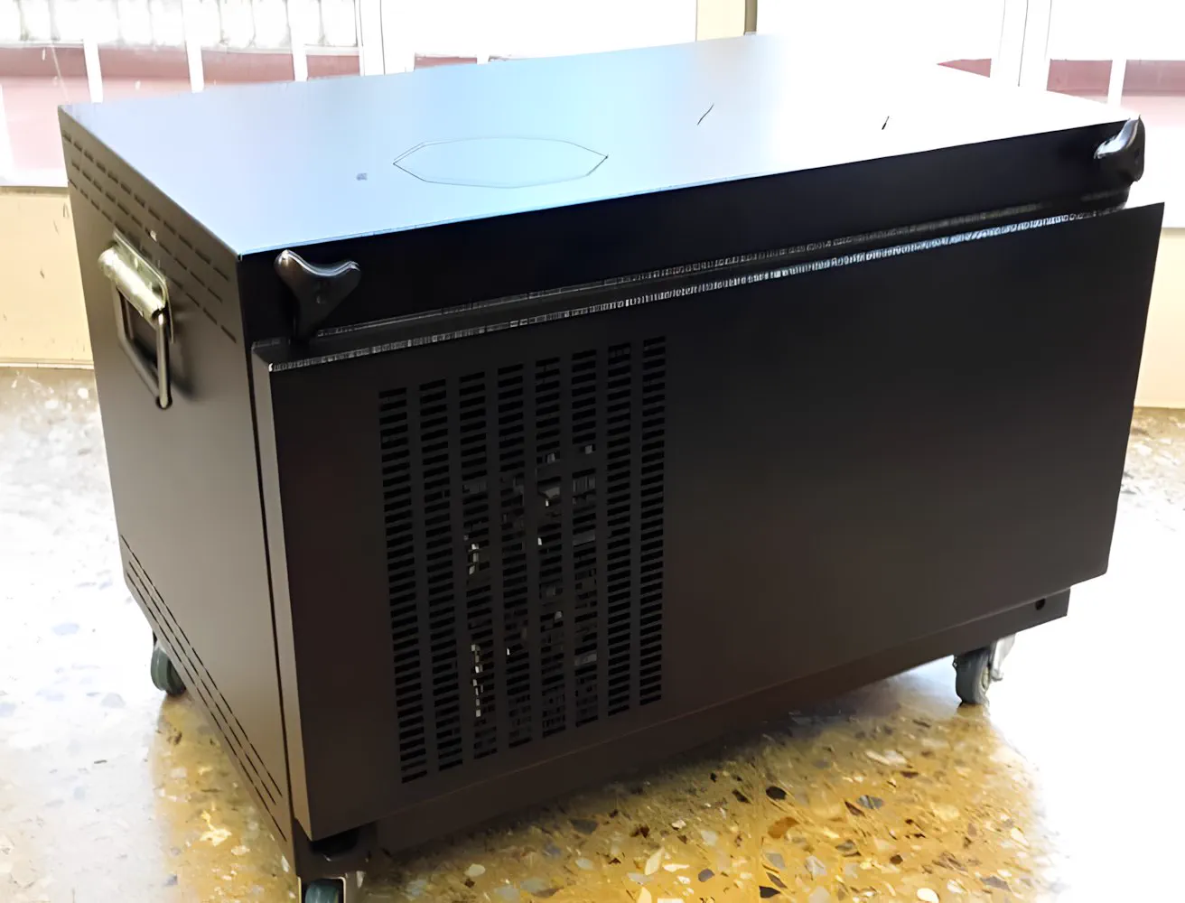 La caja de transporte con ruedas donde viaja el equipo