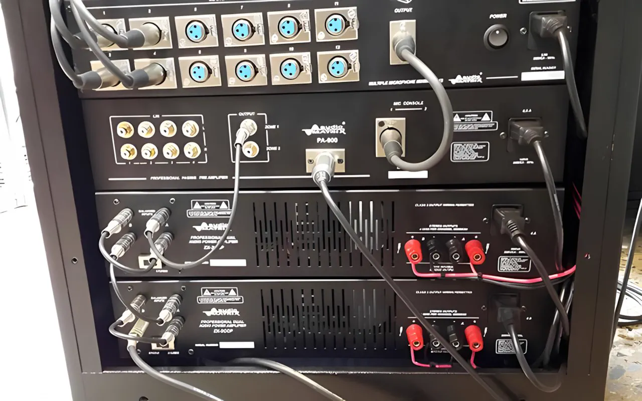 Panel de conexionado del rack, con las fichas rotuladas