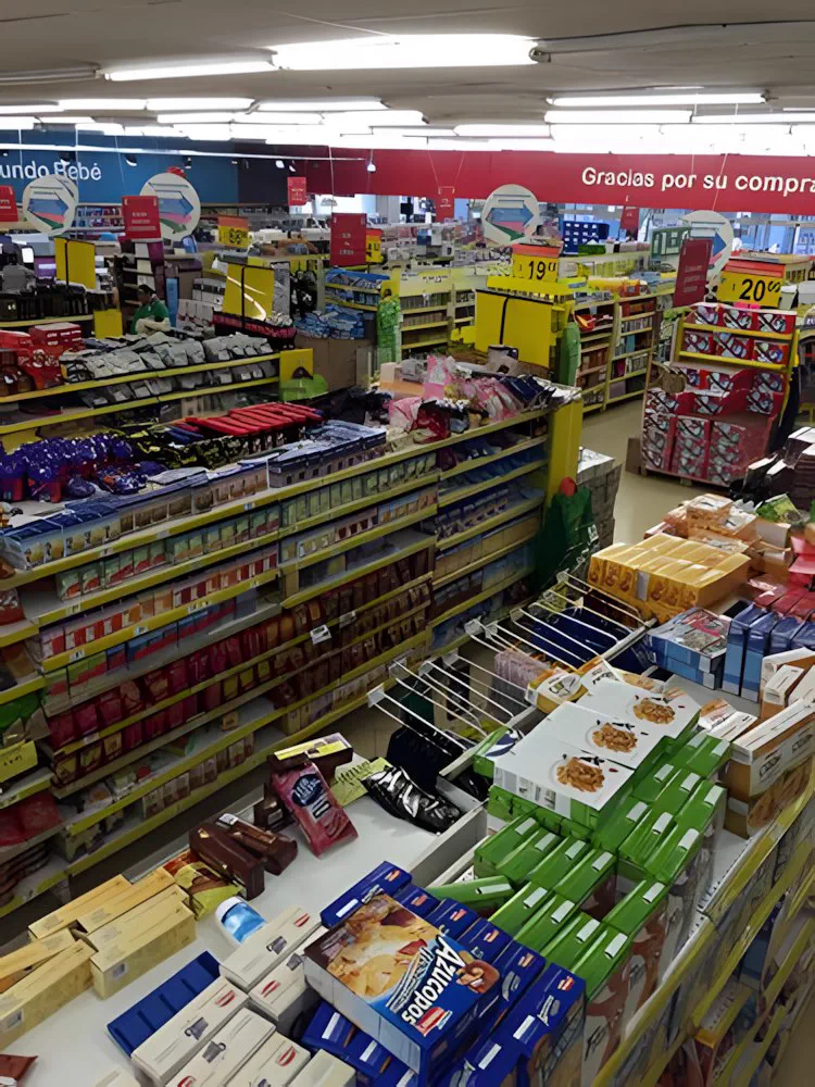 Interior del salón de ventas con las góndolas y la cartelería