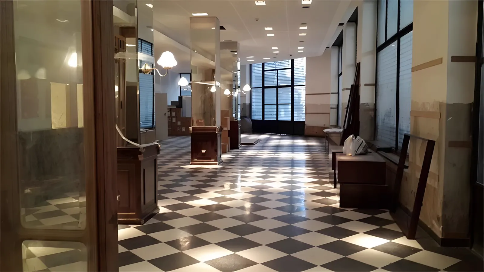 Pasillo del Hotel Tango de Mayo, con el piso ajedrezado, hacia el lobby