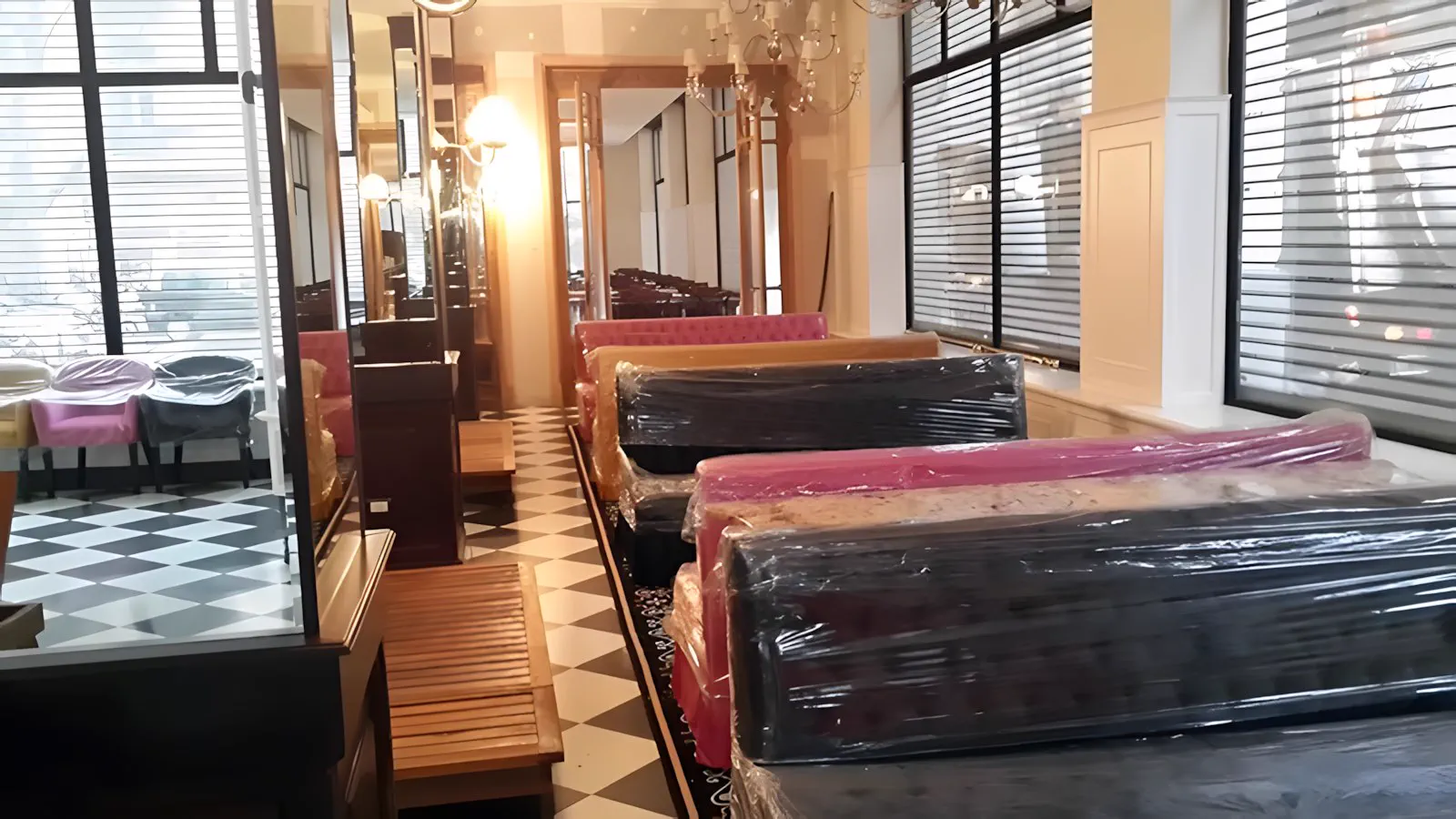Sala del hotel con los muebles todavía embalados, junto a los ventanales