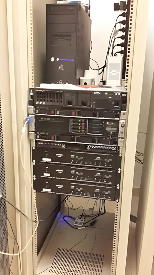 Rack de audio en el subsuelo, con los amplificadores montados y la PC arriba