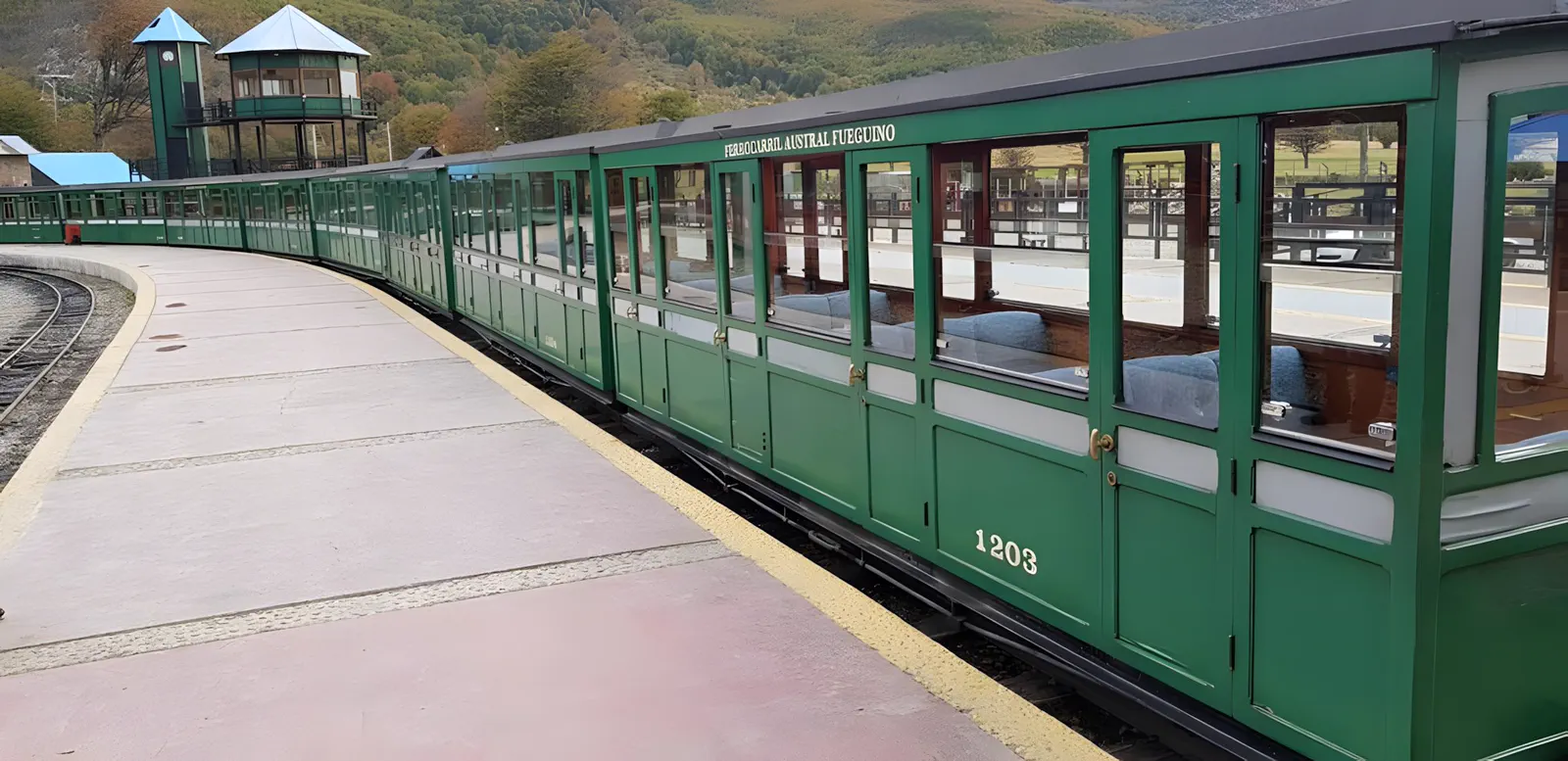 La formación verde detenida en la estación