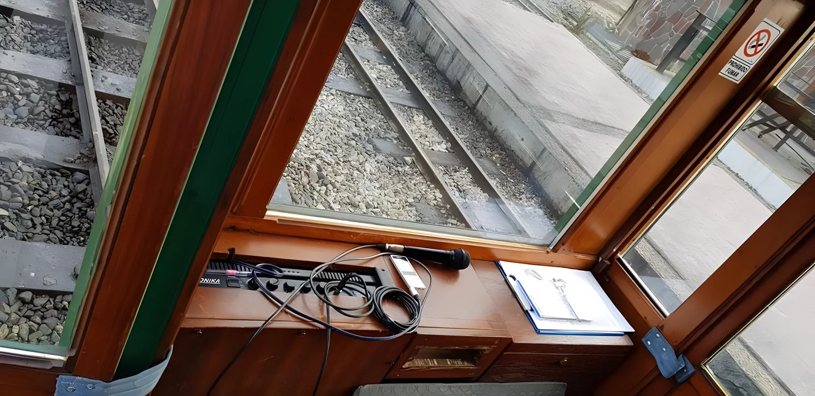 Interior de un vagón, con las mesas y los ventanales