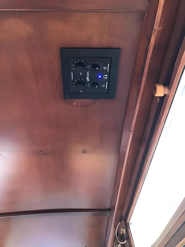 Una unidad de interpretación instalada en la madera del vagón