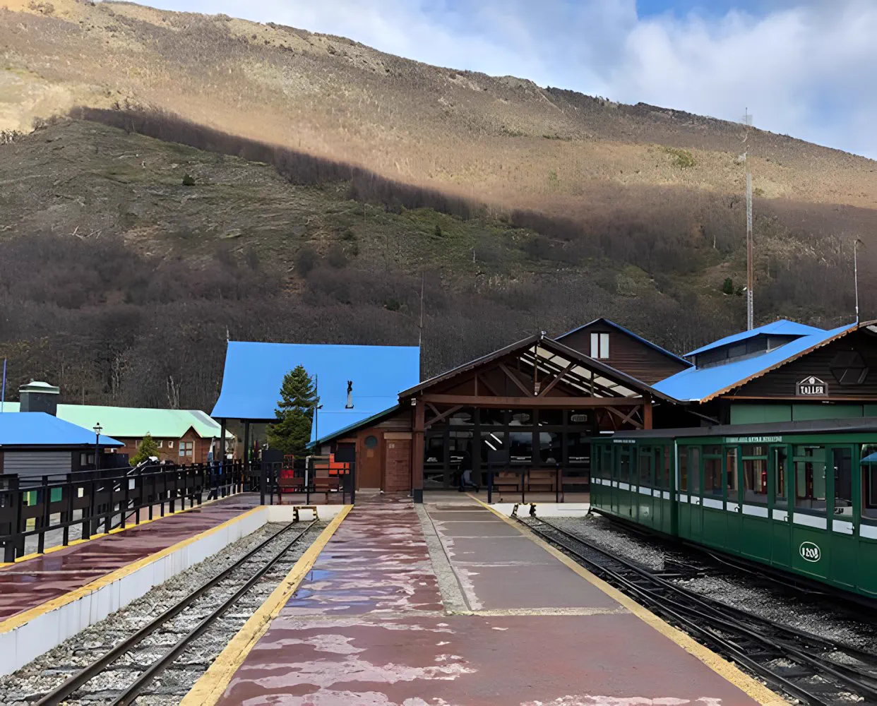 La estación de madera del tren, con la montaña detrás