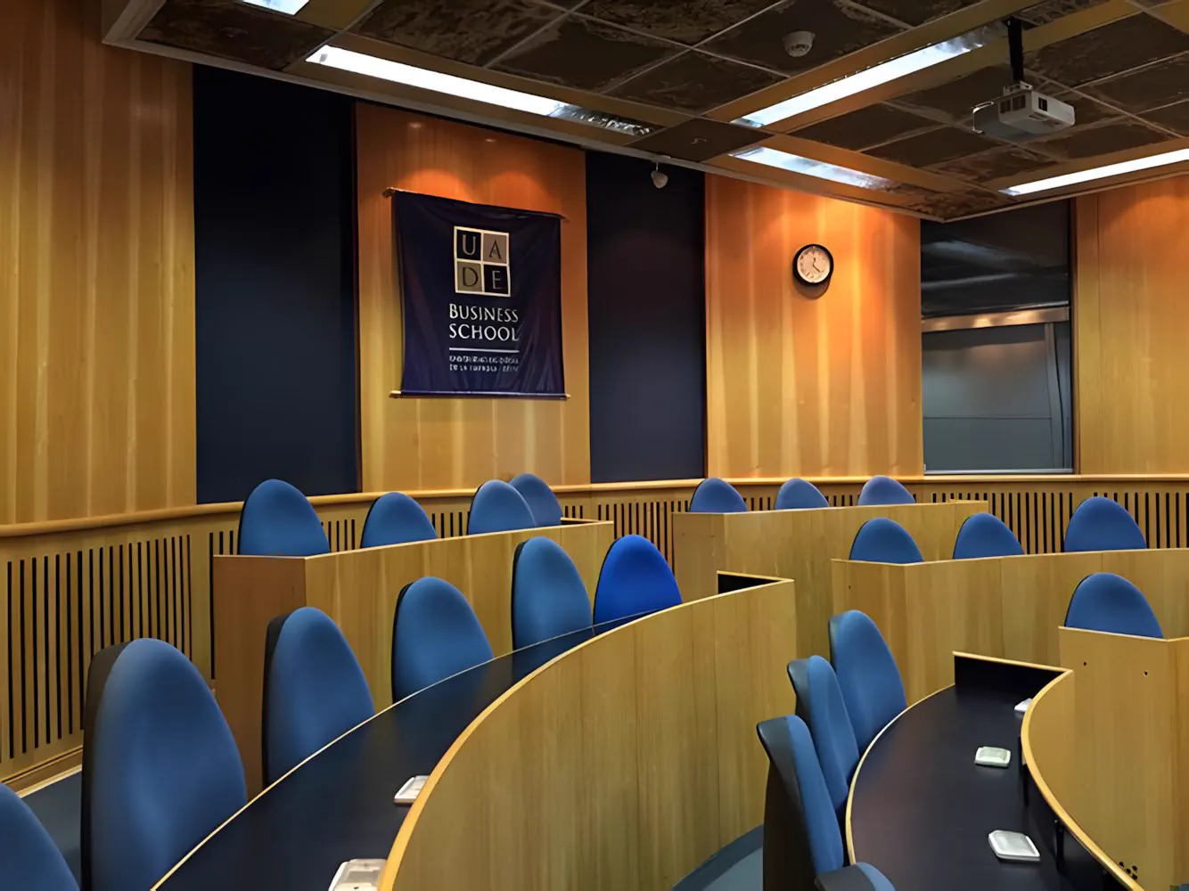 Otra vista del aula, con los paneles de madera del frente