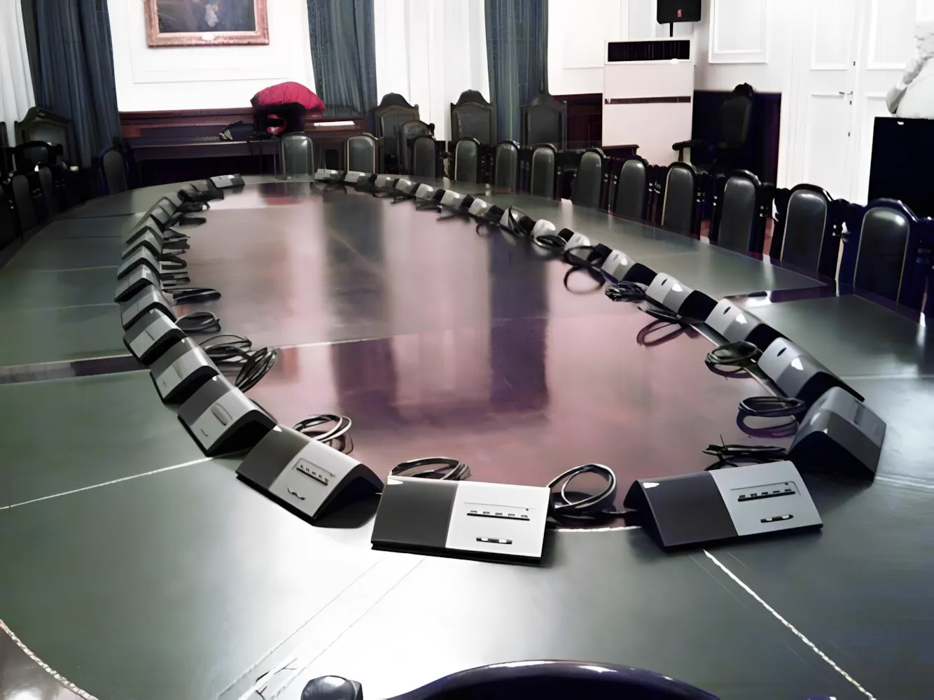 La mesa de conferencias completa, con una consola de interpretación en cada puesto