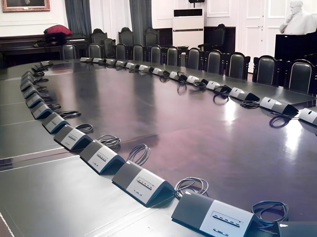 Detalle de las consolas alineadas sobre el borde de la mesa