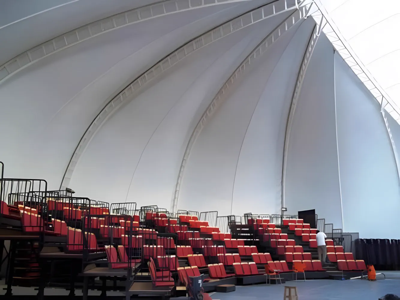 El interior del domo con las butacas rojas montadas