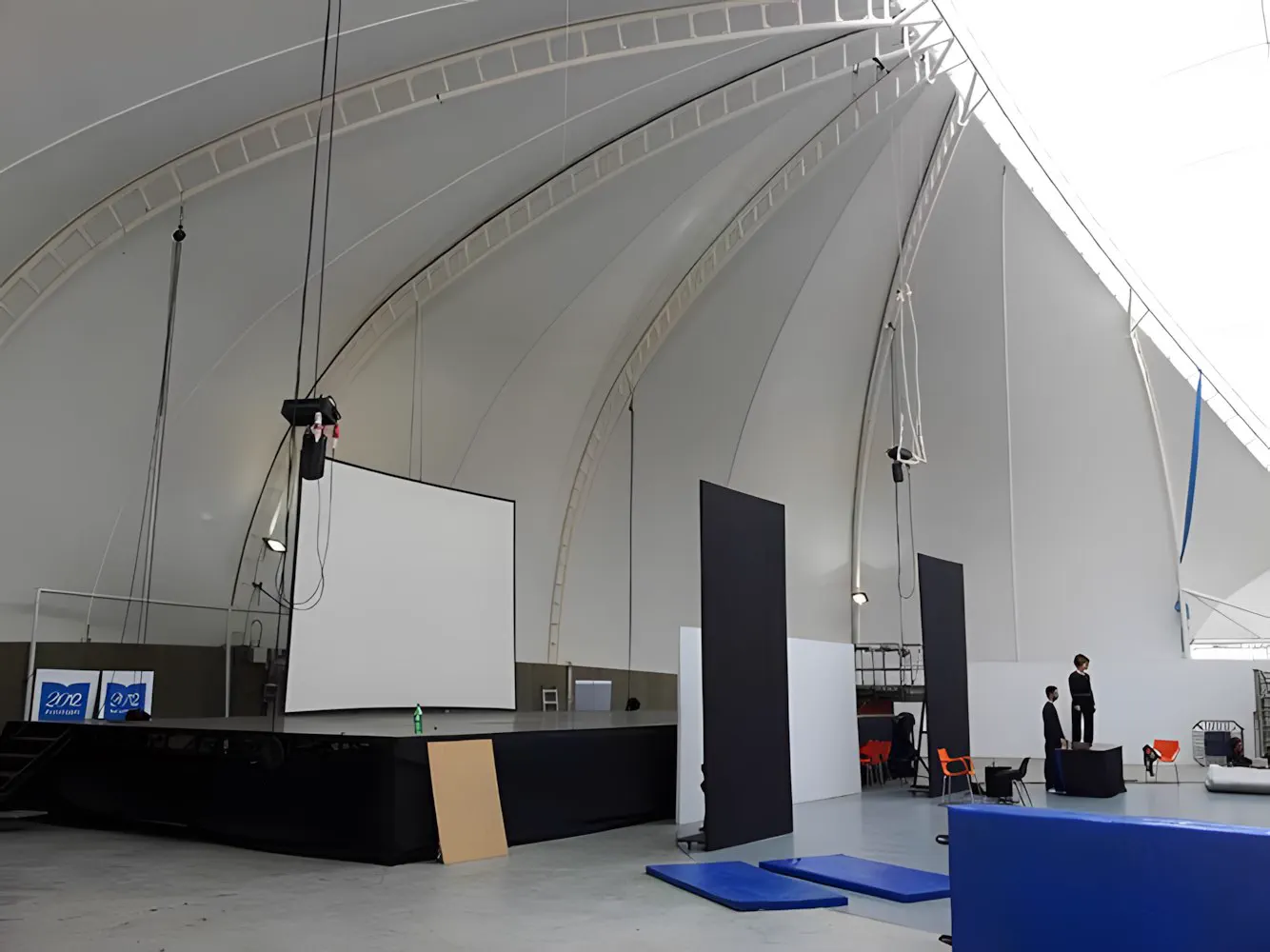 El interior con la pantalla y el escenario armado
