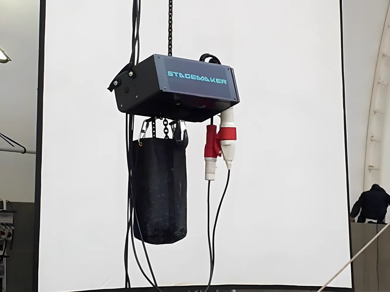 El proyector colgado de la estructura