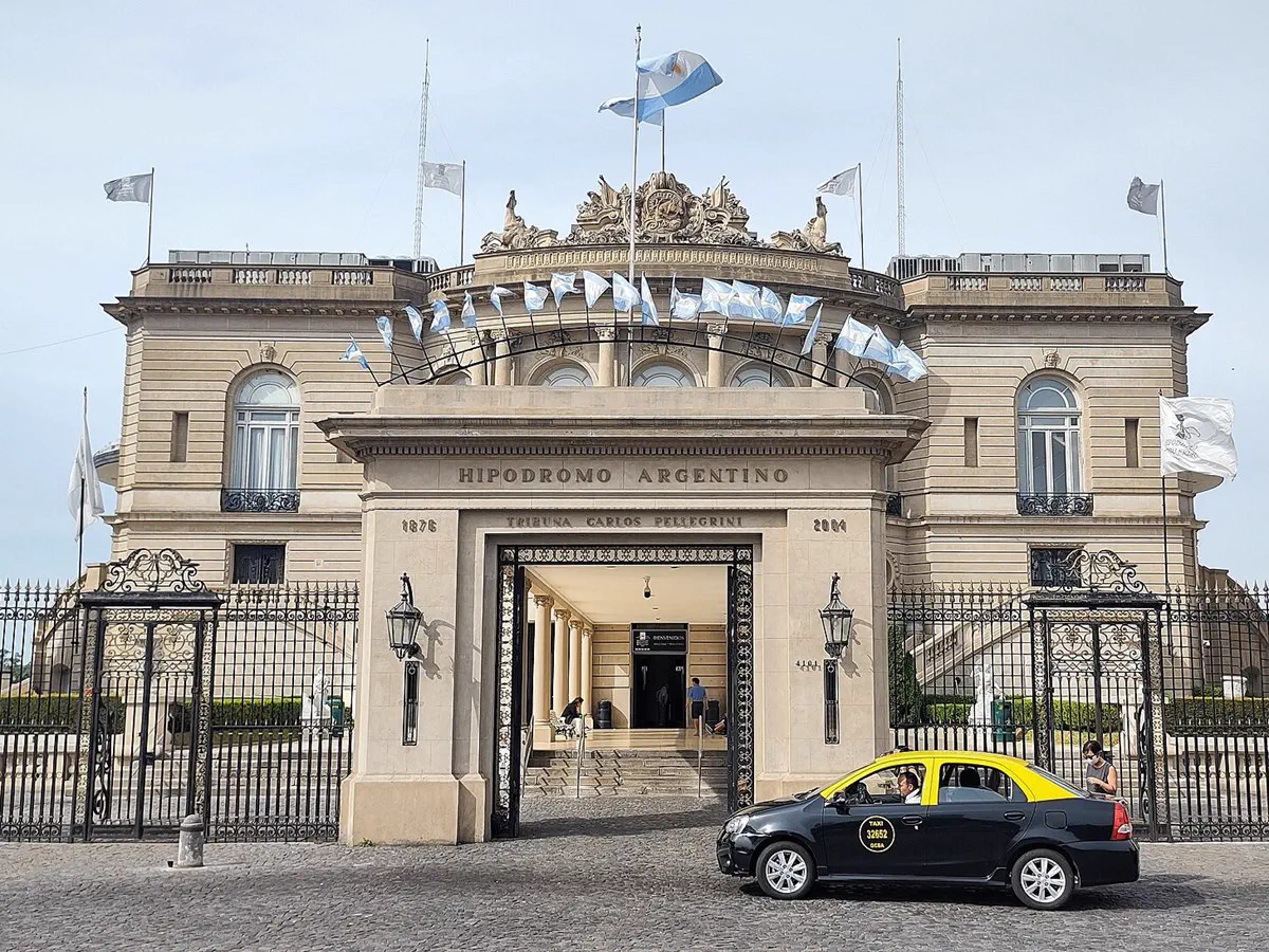 Entrada principal del Hipódromo Argentino de Palermo