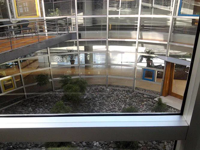 Interior del edificio corporativo de Capex visto desde una pasarela