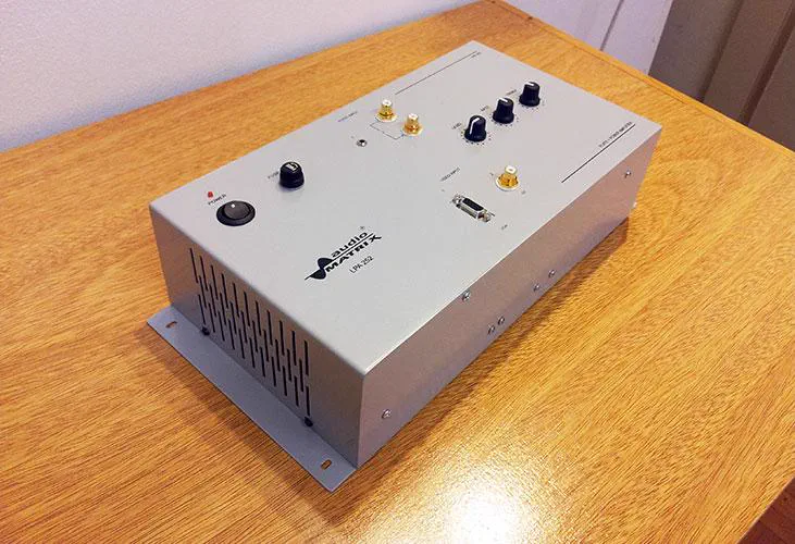 Gabinete fabricado a medida que integra amplificador y plate de conexionado multimedia