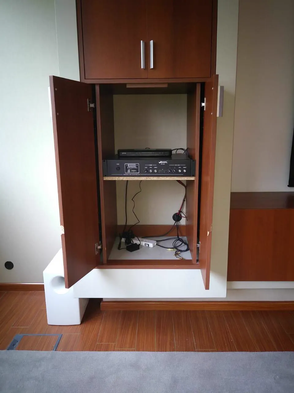 Sala de Gemabiotech con la pantalla motorizada bajada y el proyector encendido