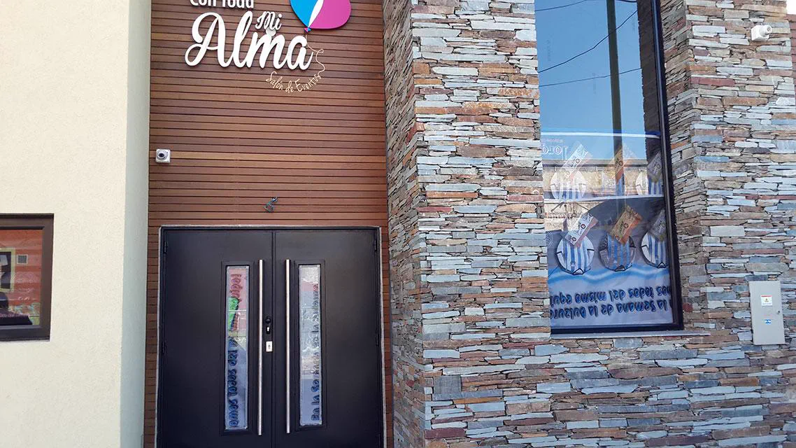 Frente del salón de eventos Con Toda Mi Alma, en Barracas