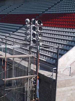 Torre de bocinas instalada frente a las tribunas del estadio de Deportivo Morón