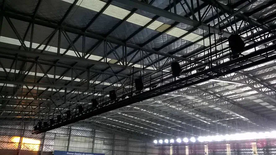 Bocinas montadas sobre estructura frente a las tribunas del Estadio Polideportivo Juan Domingo Perón