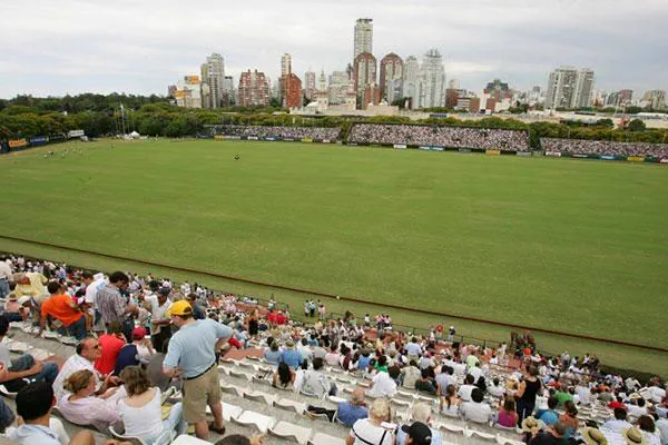 Cancha con tribunas llenas durante un evento deportivo al aire libre