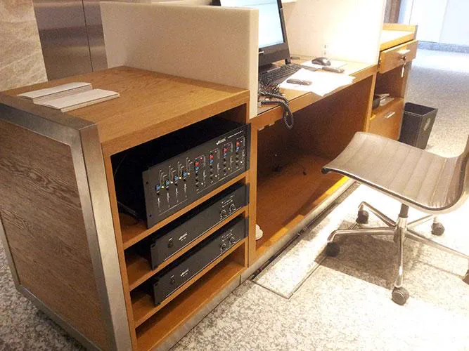 Rack de audio con consola y amplificadores integrado en un mueble de madera