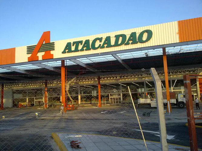 Hipermercado Atacadao de González Catán en obra, con la estructura de la playa de estacionamiento a la vista