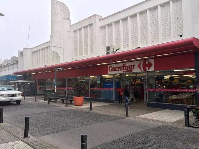 Frente de un supermercado de cercanía sobre la vereda