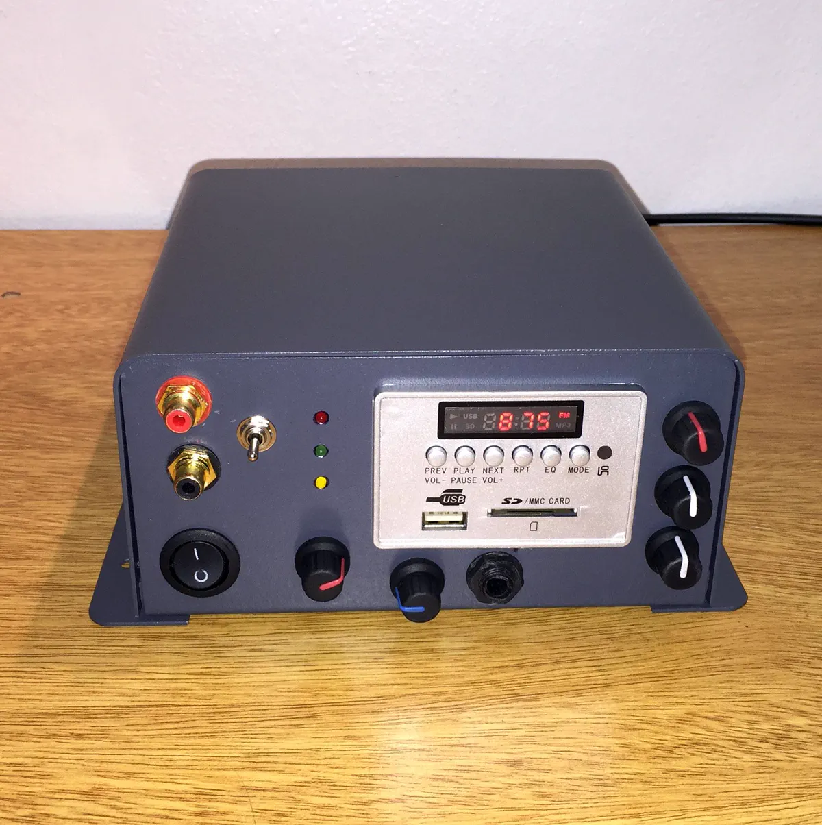 Amplificador mono 50 WRMS con preamplificador, entrada auxiliar, micrófono y MP3 (XPA-225)