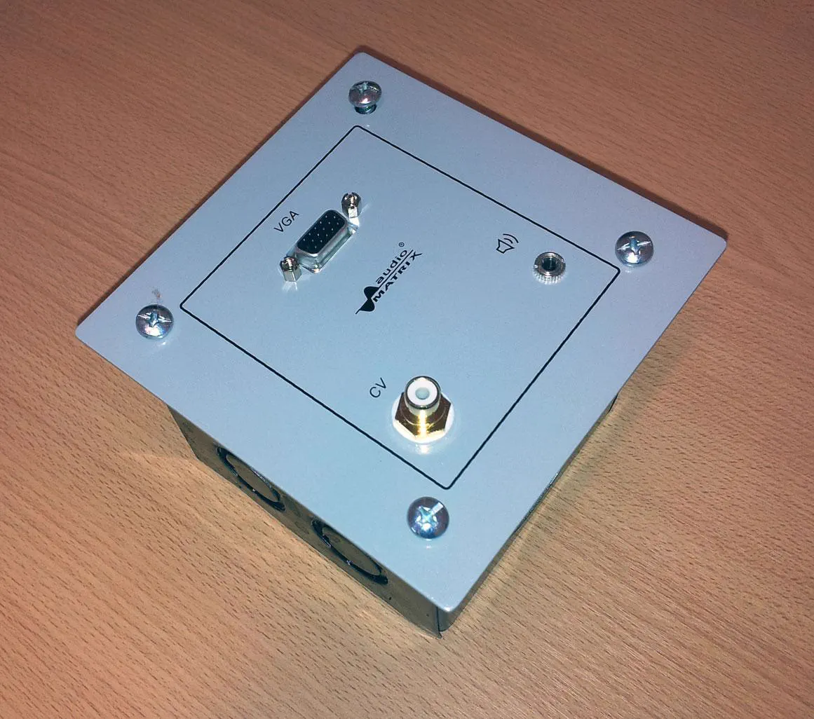 Amplificador y plate de conexionado multimedia en un mismo gabinete