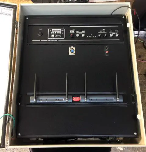 Amplitab, tablero estanco con amplificador de 200 WRMS y preamplificador
