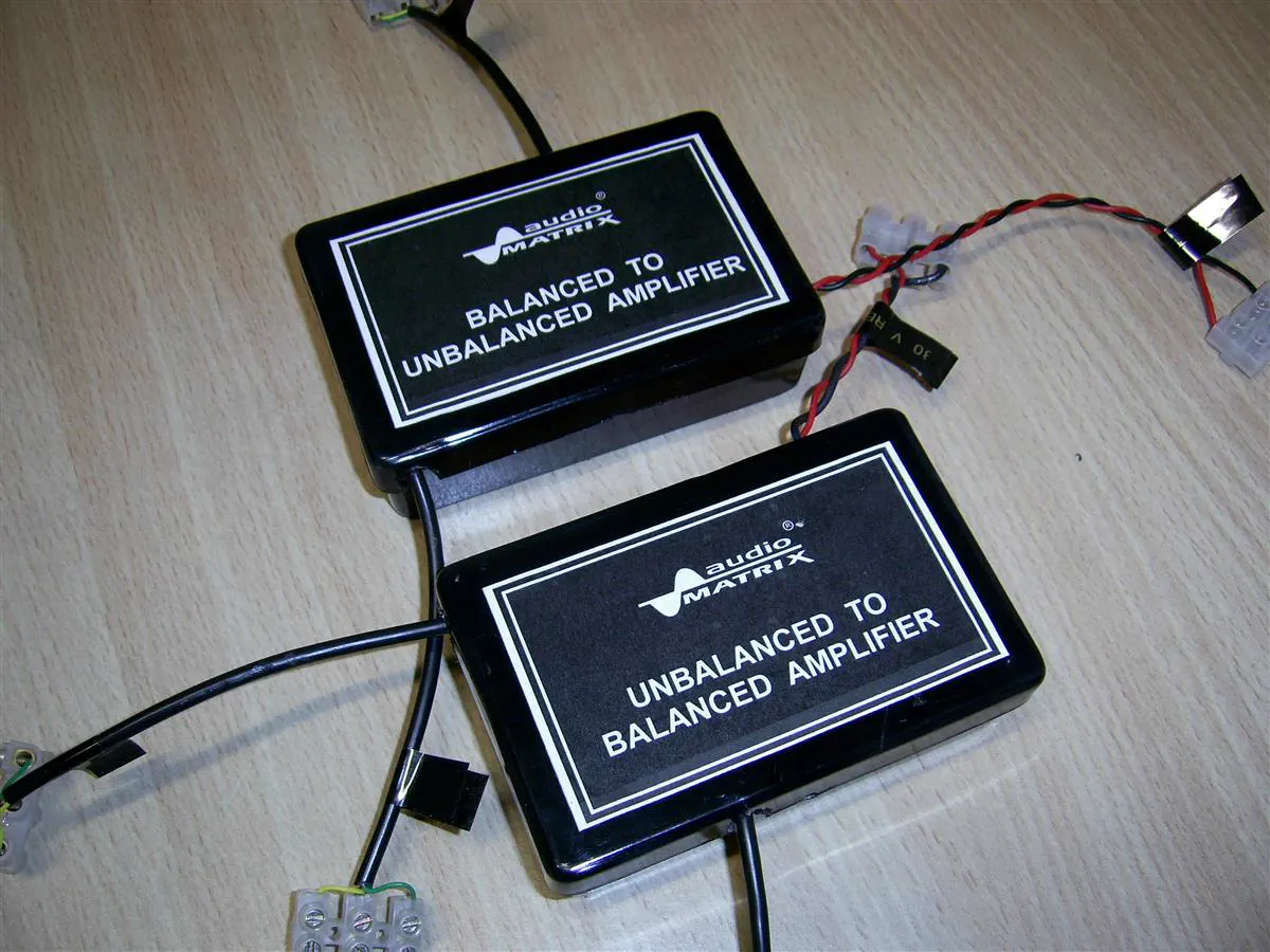 Las dos cajas rotuladas, con los cables de conexión