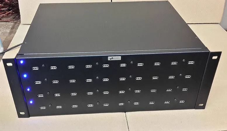 El cargador de rack, con las bocas USB repartidas en el frente
