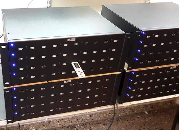 Dos cargadores USB de rack terminados, con los indicadores encendidos