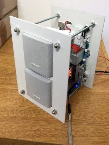 El panel abierto, con la placa electrónica y el parlante a la vista