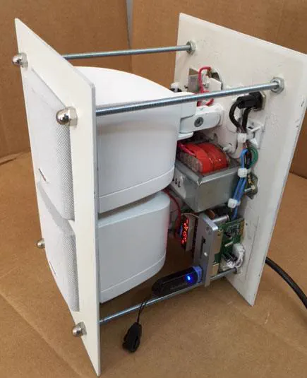 El panel abierto con el cableado de alimentación conectado