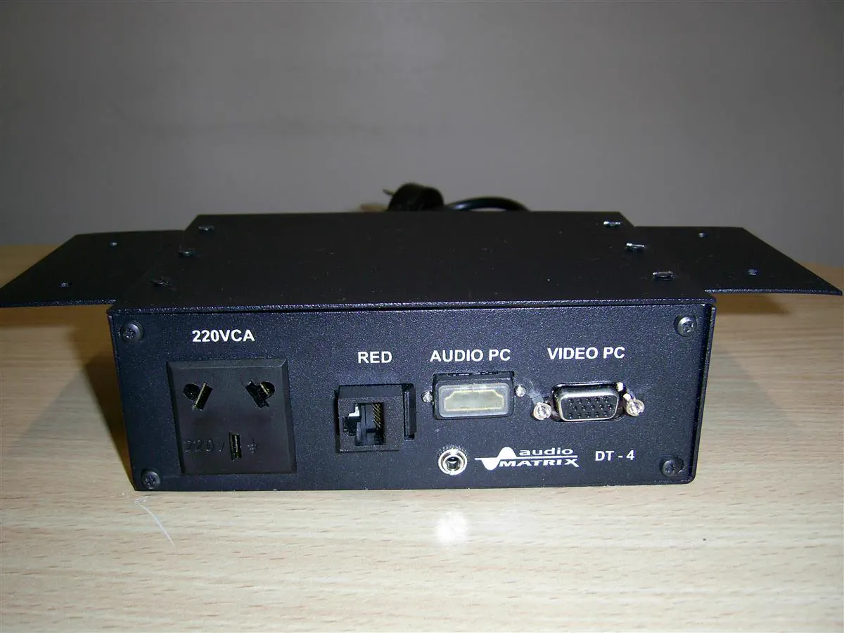 El panel desde atrás, con los conectores y el cableado