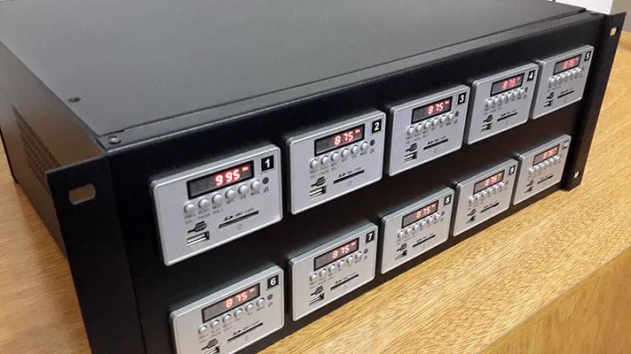 El equipo de rack con los diez módulos montados