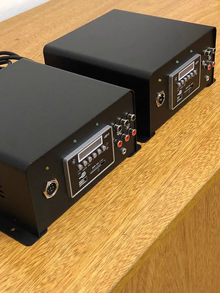 La unidad de rack con los dos paneles de pared que la comandan