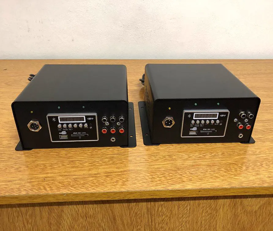 Los dos paneles de pared apoyados sobre la unidad, con el cableado a la vista