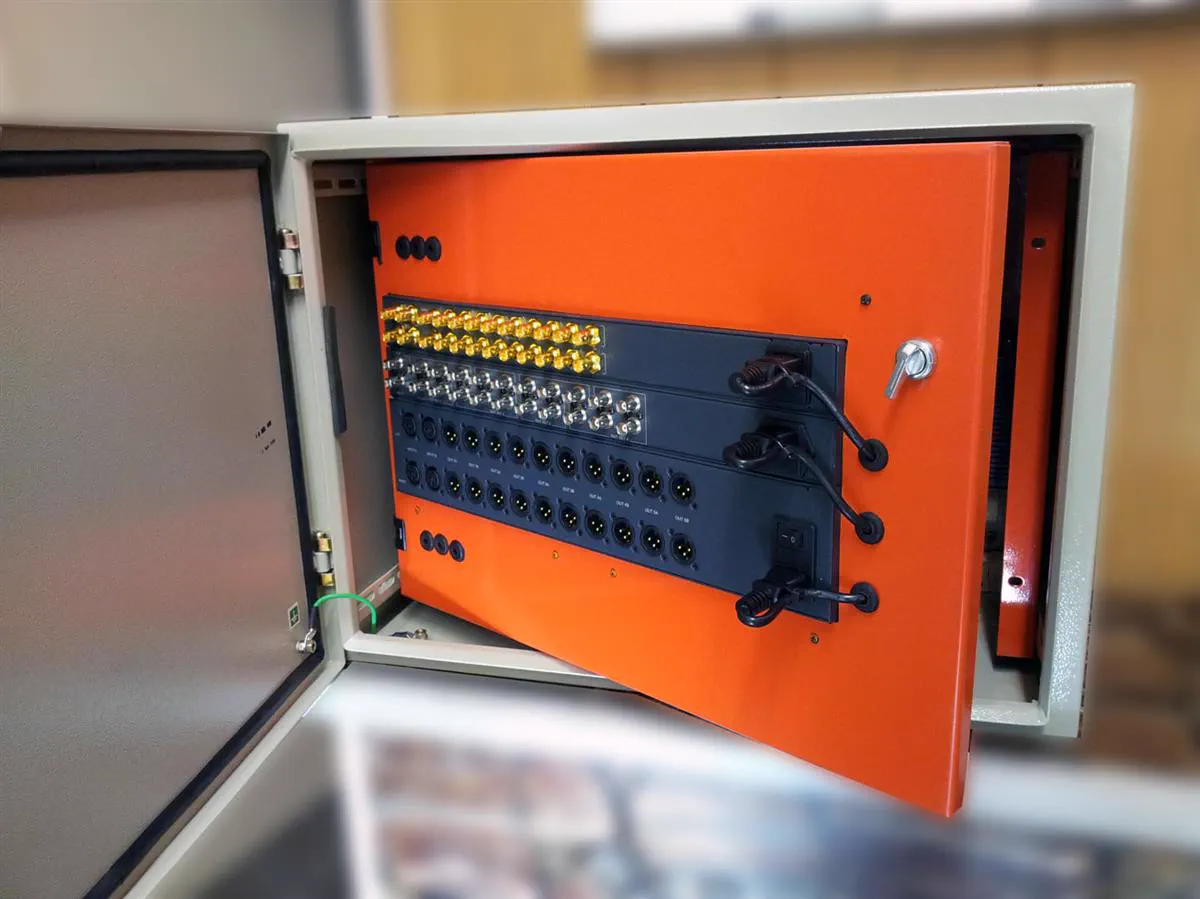 Detalle de las filas de conectores dentro del gabinete
