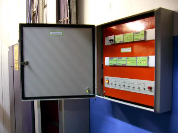 Tablero de iluminación Economatrix instalado, con la puerta abierta y los módulos a la vista