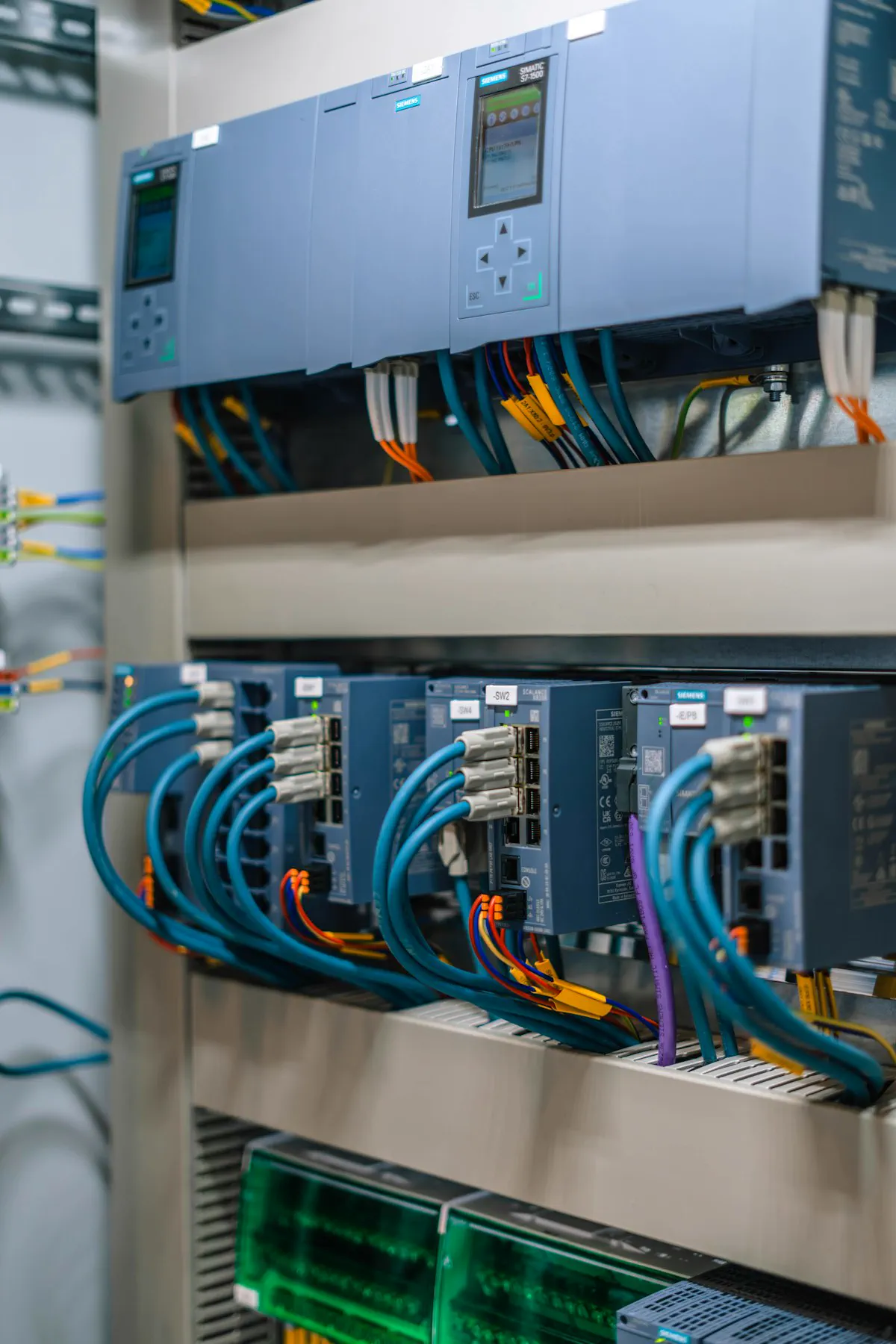 Tablero de automatización con módulos de control y cableado