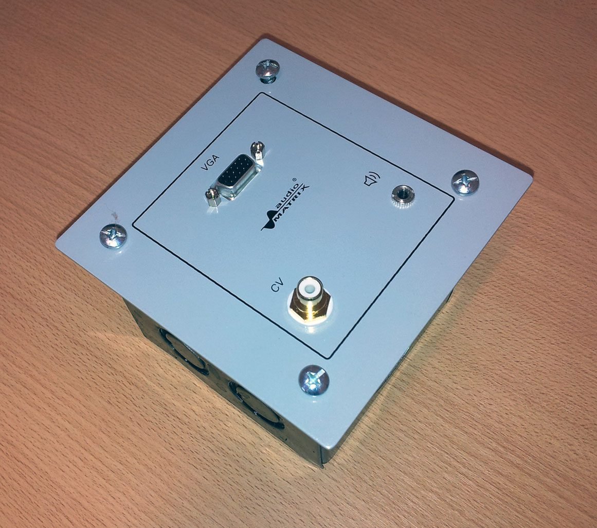Amplificador + plate de conexionado multimedia integrado en un mismo gabinete