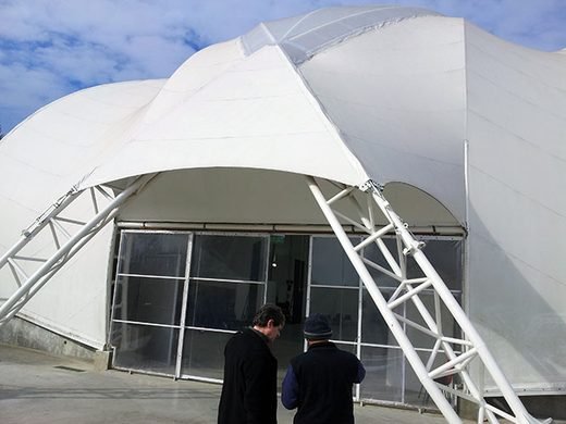 (AUDIO) Unsam. Universidad de San Martín. Sistema de audio con Line Array dB Technologies. Instalación, cableado y rigging. - foto 3