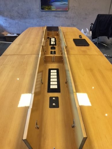 (AUDIO) Grundfos de Argentina. Instalación de paneles de facilidades por medio de plates para mesas - foto 2